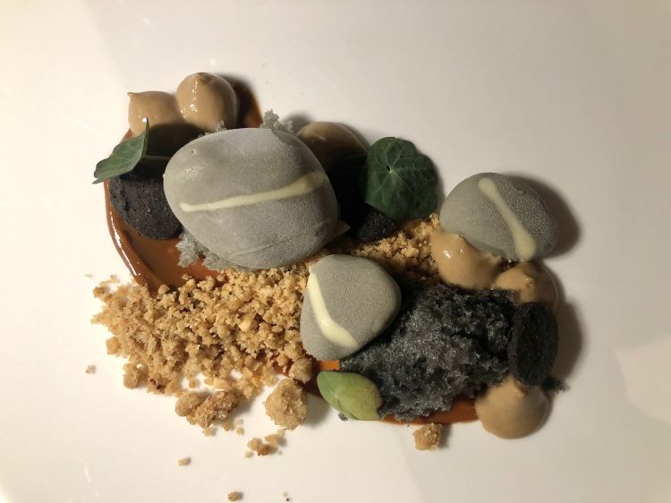 Sotto la luna di Alexander Robles
Cremoso al dulce de leche e cioccolato bianco, carbone vegetale, crema inglese alla fava tonka, streusel al caffè e nocciole. 

Un "dolce ruffiano", come ama definirlo Alexander, che è in carta da sempre da Azotea; goloso, combina diverse consistenze e accosta ingredienti a cui è difficile resistere: la morbidezza del dulce de leche, il sale con il quale vengono condite le nocciole prima di essere tostate e poi un alternarsi di caffè e cacao che sprigionano nel gusto un lieve tepore. Il tutto senza spinte zuccherine, in equilibrio, appunto
