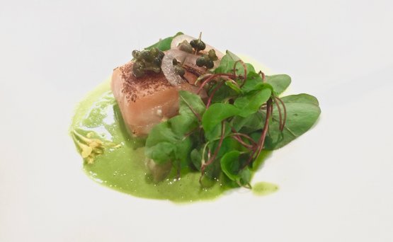 Salmone, beurre blanc e acetosa: uno dei due piatti preparati dalla Smyth al Mountain Gourmet Ski Experience di Courmayeur (l'altro era Soufflé al limone con gelato al mascarpone): il salmone biologico, leggermente affumicato col kombu, viene cotto per 7 minuti a 50 gradi a bagnomaria e poi scottato in padella
