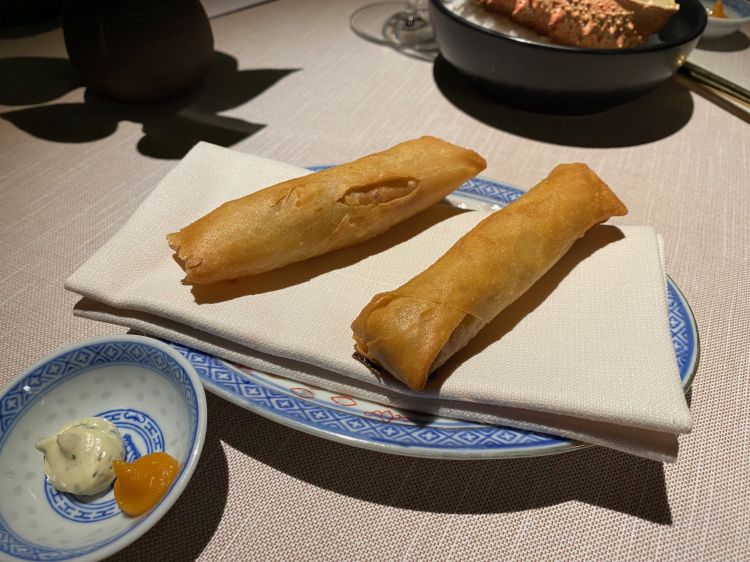 Involtini primavera ripemnsati con sgombro, gambero rosa e spaghetti di soia Foto: AC
