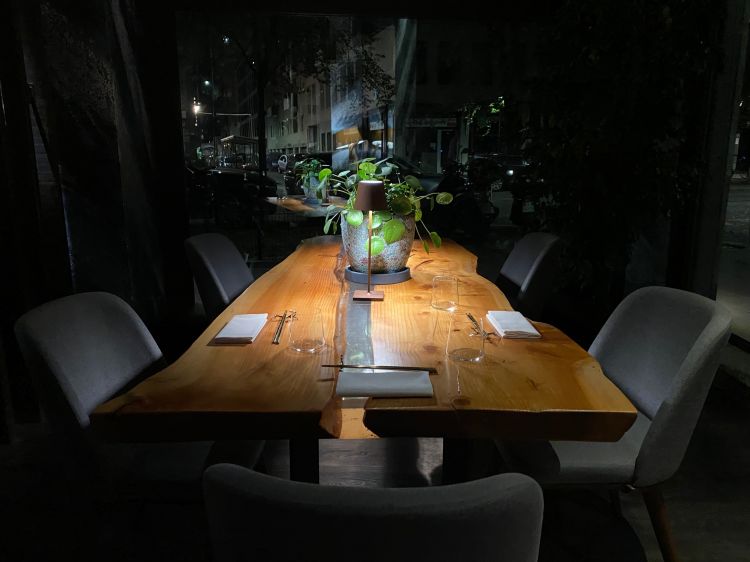 I tavoli del ristorante Mu dim sum in zona stazione centrale a Milano - Foto VAT
