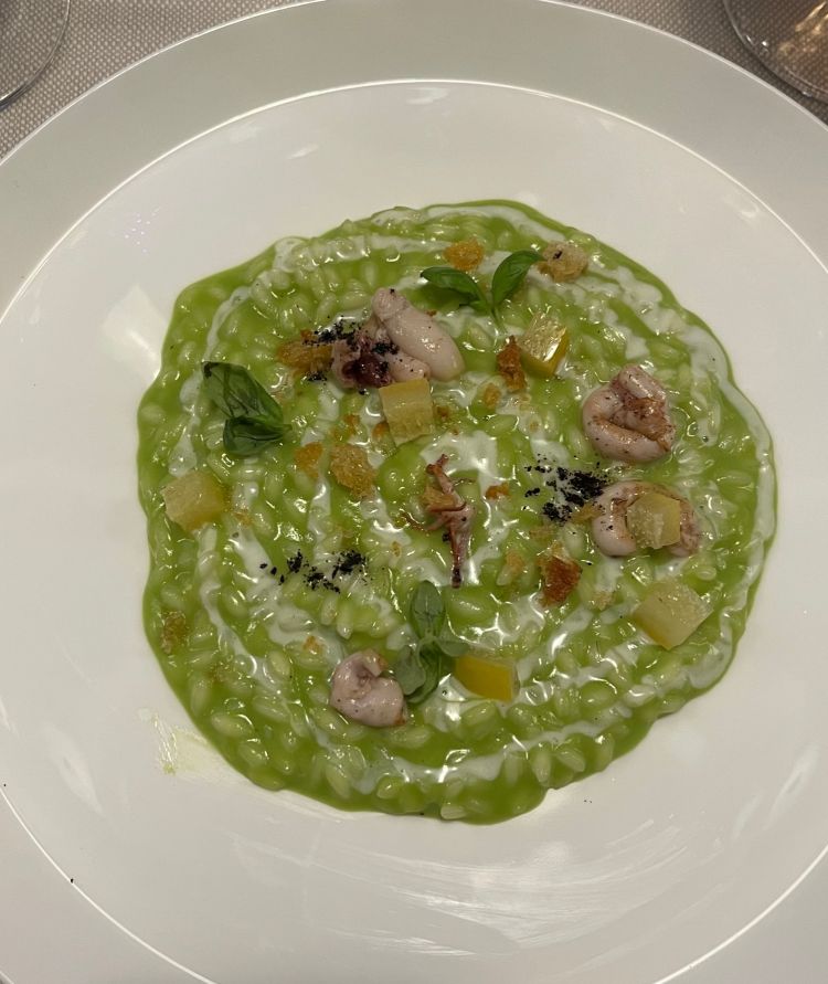 La "fusione" creativa di Vincenzo e Antonio Lebano si vede nel Risotto con indivia riccia, crema di bufala, totanetti alla griglia e limmoni canditi, espressione delle loro origini campane. Foto AC
