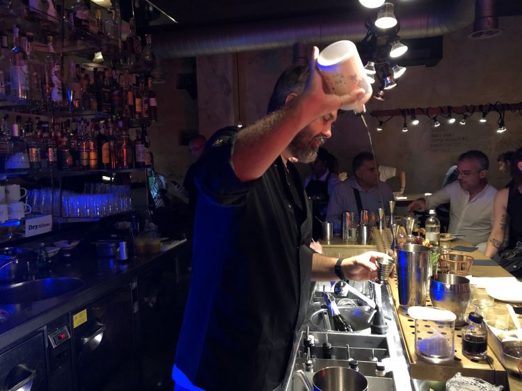 Alex Frezza, il patron del cocktail bar L'Antiquario, a Napoli, per una sera al DryMilano durante la settimana di festeggiamenti
