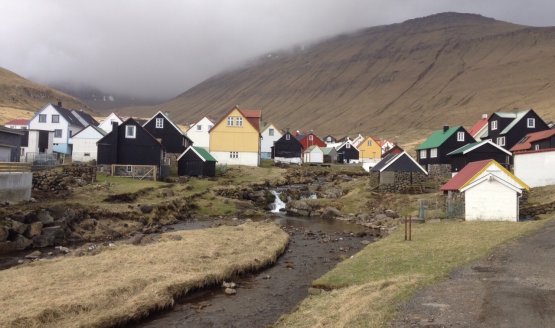 PICTORESQUE AND LONG LIVED. The colourful village of Gjógv, 25 inhabitants almost all of whom are over 67 (and in excellent shape, it appears)
