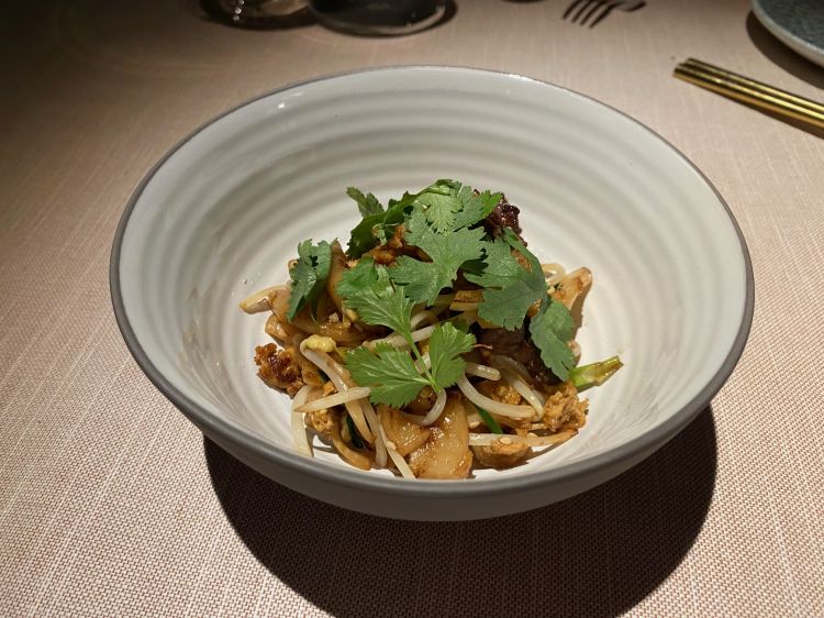 Tagliatelle con ragù di manzo, gerogli di soia e aglio cinese - Foto AC
