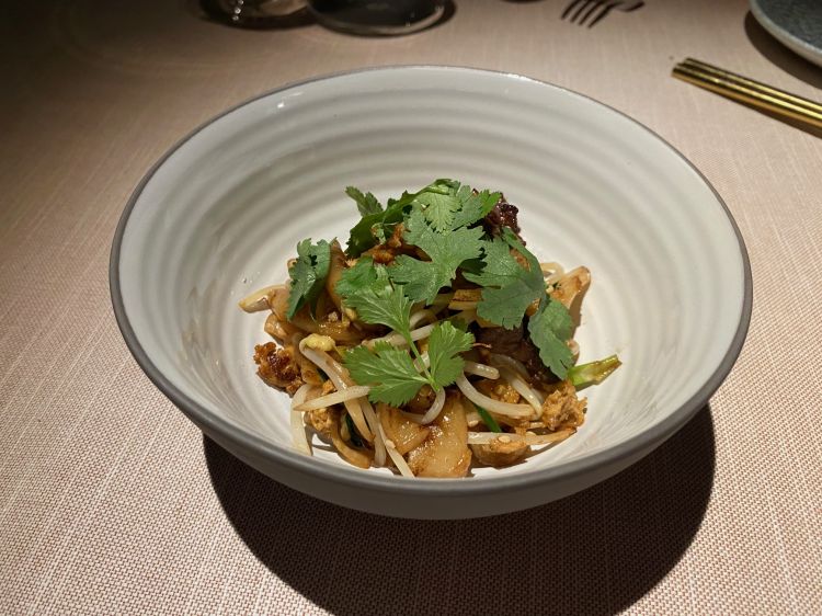 Tagliatelle con ragù di manzo, gerogli di soia e aglio cinese - Foto AC