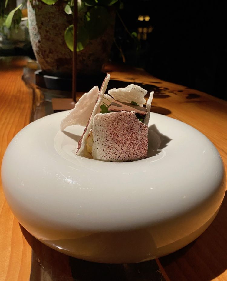 Eleganza nel dolce: Dattero, ibisco e meringa Foto AC