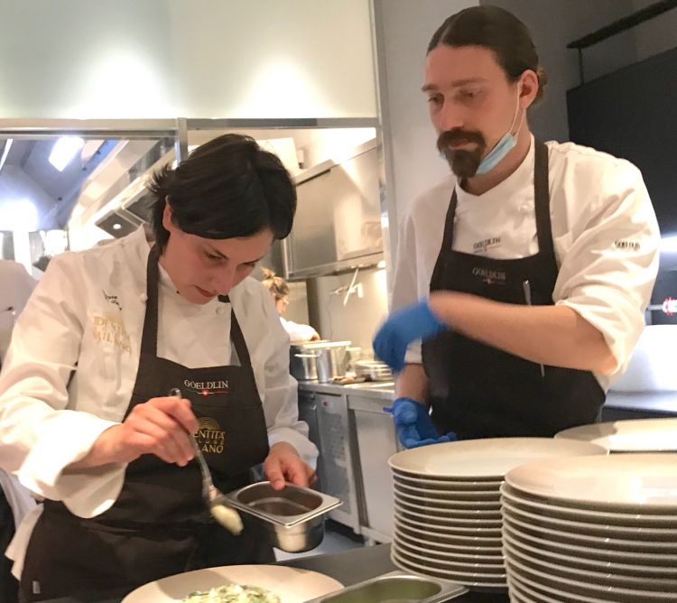 Cinzia De Lauri nelle cucine di Identità Golose Milano sostenuta dal team di cucina
