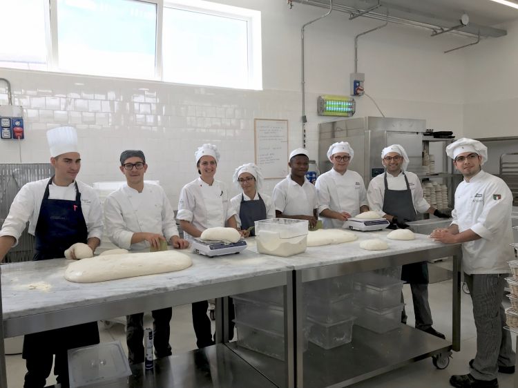 I ragazzi del laboratorio di panificazione annesso al nuovo Alt di Castel di Sangro