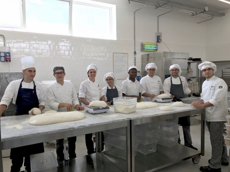 I ragazzi del laboratorio di panificazione annesso al nuovo Alt di Castel di Sangro
