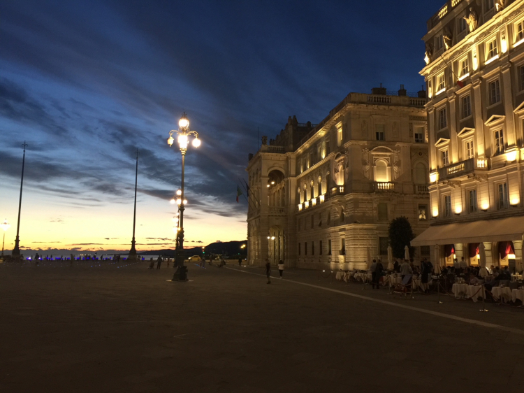 Tramonto dalla splendida piazza Unità d'Italia a Trieste
