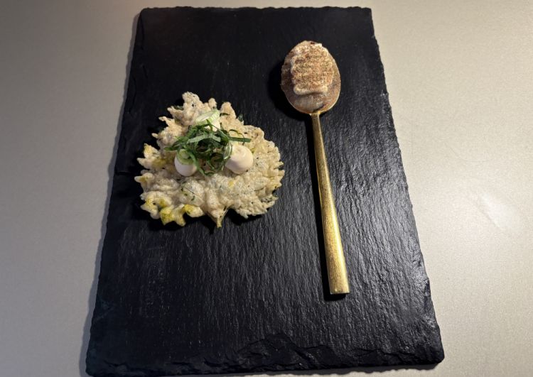 Entrée: «Sul cucchiaio c'è il topinambur, che viene cotto intero nella brace quando si spegne la sera, come delle patate sotto la cenere. Poi il giorno dopo viene svuotato e lo condiamo con una salsa al brandy, sale e aceto, mettiamo sempre un po' di acidità nei nostri piatti, un pochino di cacao amaro e rosmarino. Al suo fianco, una foglia di shiso in tempura, con una salsa ponzu però fatta con il bergamotto, diciamo all'italiana, e anche la soia è fatta da noi. Si tratta di una rivisitazione dell'Oriente perché ci piace sempre proporre delle cose esotiche che però in realtà esotiche non sono»