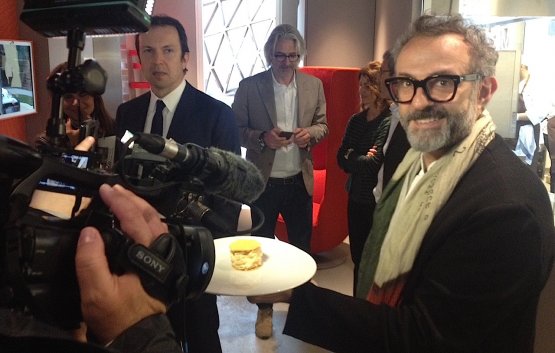 Massimo Bottura (qui mentre illustra alle telecamere il dessert "Il pane è oro"), mattatore della prima giornata, fuori e dentro il nostro temporary restaurant. Domani e dopo, si replica