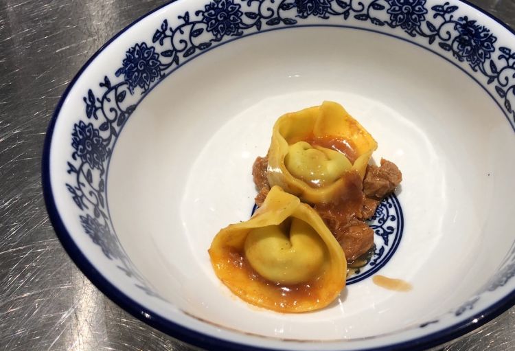 Tortelli ripieni di erbe ripieni di mascarpone e ricotta, con ragù di garretto e sottospalla di vitello
