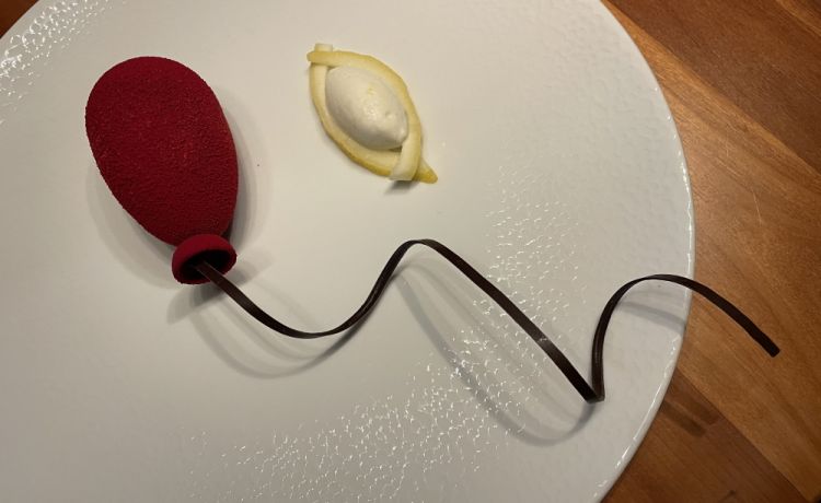 Il Palloncino Rosso (palloncino di cioccolato fondente ripieno di nocciola e yuzu, cedro candito, fiordilatte)
