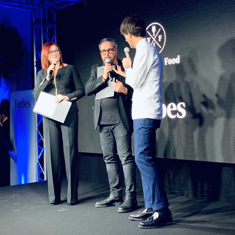 La cerimonia di premiazione, sul palco Eleonora Cozzella, Marco Baldini e Davide Oldani
