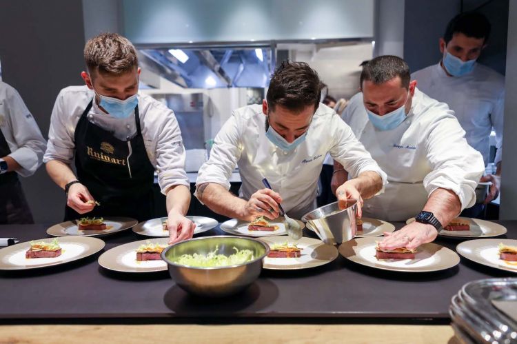 Lo chef Giuseppe Mancino al lavoro nelle cucine di Identità Golose Milano - tutte le foto di Amandine Dowle
