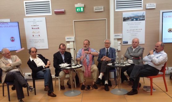 Gli intervenuti all'incontro di stamattina a Eataly Smeraldo. Da sinistra a destra, Marco Pizzigoni (produttore di culatello), Davide Paolini (giornalista), Massimo Spigaroli (produttore), Paolo Marchi (Identità Golose), Giovanni Ballarini (docente universitario), Massimo Pezzani (produttore) e Oscar Farinetti (Eataly)