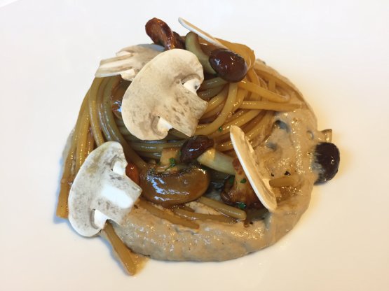 NON SOLO CACCIA. Lo Spaghetto al cappuccino di funghi di Taglienti, blockbuster di Lume. E' un piatto molto gustoso perché la pasta è rifinita nel jus di vitello, soia, olio aromatizzato e confit di limone. Il cuoco è savonese: il pesce recita sempre un ruolo importante nella carta del ristorante
