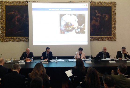 Il primo panel dei relatori della conferenza: da sinistra a destra Roberto Vellano, direttore generale per la promozione del sistema Paese nel mondo, Tiziana Primori, amministratore delegato di Eataly Mondo, Andrea Goldstein di Nomisma, il pizzaiolo Franco Pepe e Gabriele Zanatta di Identità Golose. In seguito sono intervenute importanti figure diplomatiche dalla Francia, Giappone, Perù e altri portavoce della gastronomia italiana nel mondo