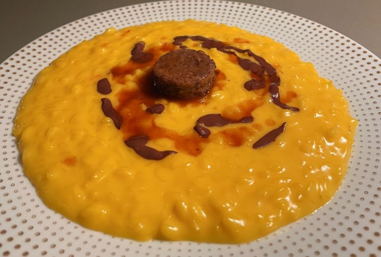 MI-RO: Risotto Milano-Roma, mantecato alla milanese con una royale di coda alla vaccinara
«Un piatto che nasce da un'idea semplice: mi trovavo a Milano e volevo unire quella tradizione gastronomica con le mie radici romane. Ecco quindi l'incontro tra due ricette iconiche come il risotto alla milanese e la coda alla vaccinara, in una versione leggermente ingentilita nella sua forza aromatica. Il nome del piatto racconta, anche con uno spirito giocoso, il desiderio di proprre un viaggio tra due grandi città»
