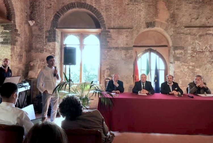 Il tavolo dei relatori. In piedi è Pietro D'Agostino, mentre seduti, da sinistra sono Fausto Arrighi, Guglielmo Troina, Pinuccio La Rosa e Francesco Aiello
