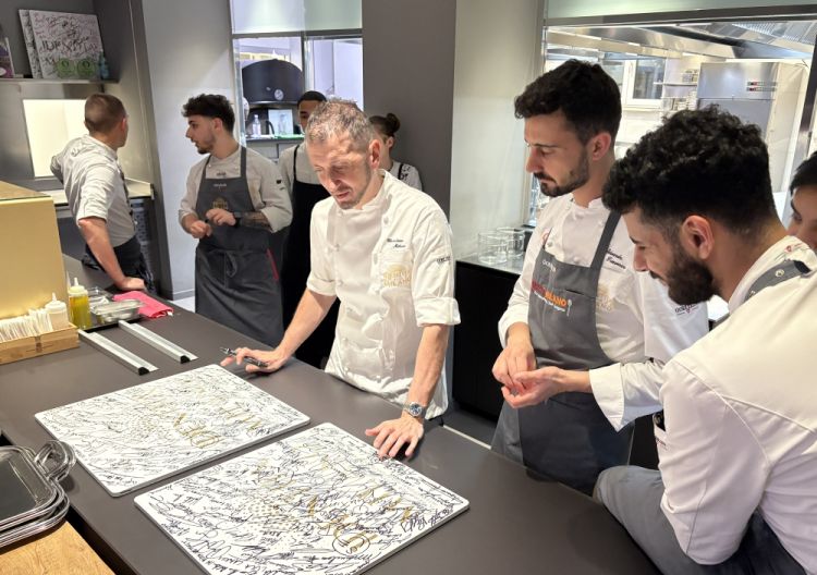 Il momento della firma: tutti gli chef ospiti che passano da Via Romagnosi, lasciano il proprio autografo