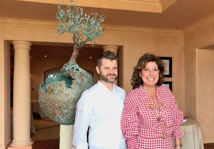 Lo chef Enrico Bartolini e la proprietaria Carmen Moretti. Nell'immagine potete vedere anche la scultura di Andrea Roggi, l’Albero della vita, il nostro amore proteggerà le nostre radici - Foto: Annalisa Cavaleri
