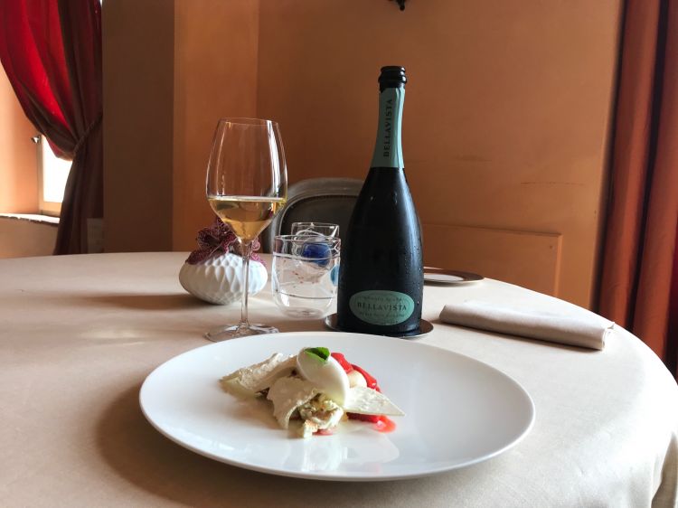 Meringata e gelato al cardamomo e Bellavista Alma non dosato - Foto: Annalisa Cavaleri
