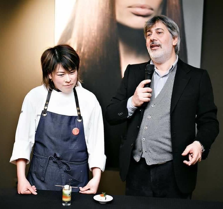 La chef Fumiko Sakai assieme a Giorgio Scarselli, direttore del ristorante dello stabilimento balneare
