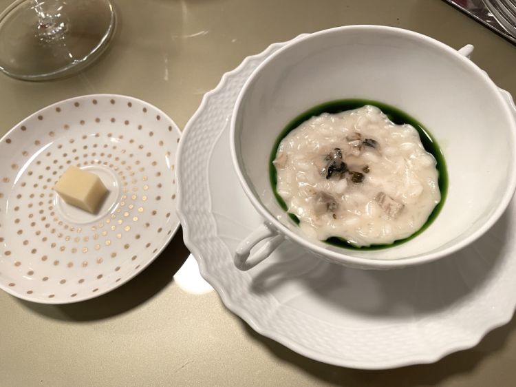 Risotto ostrica e alloro (il pezzetto di Fontina d'alpeggio è un condimento con lo scopo di allungare l'aroma dell'ostrica)
