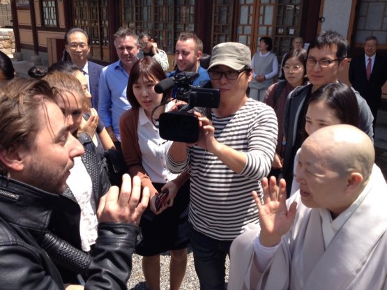 Gye-Ho jokes with Jordi Roca, pastry chef from restaurant Celler de Can Roca in Gerona, Cataluña. The visit to the temple was part of the programme of the Seoul Gourmet Festival. With Roca there were also Massimo Bottura and Giorgio Nava