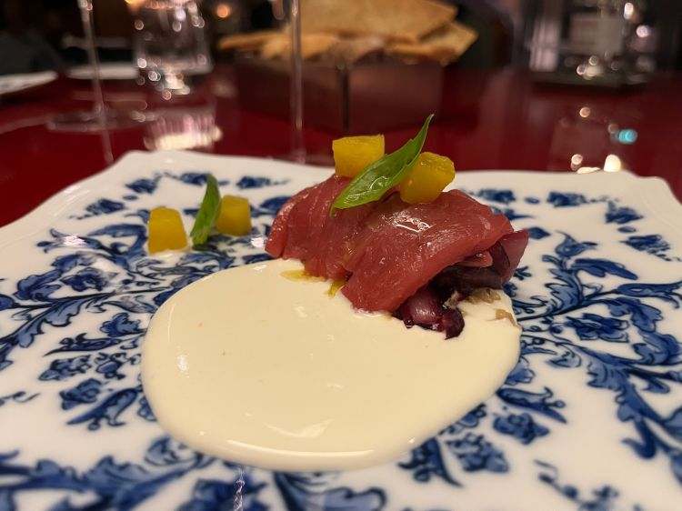 Julienne di tonno rosso con radicchio tardivo, foie gras, yogurt e pera allo zafferano - Foto AC
