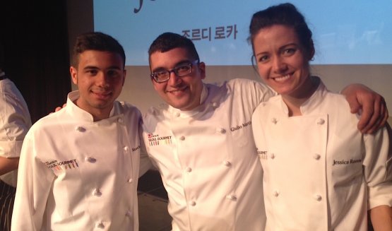 BOTTURA BOYS. Ad aiutare Bottura sul palco c'erano Simone De Gaetano, Giulio Martin e Jessica Rosval