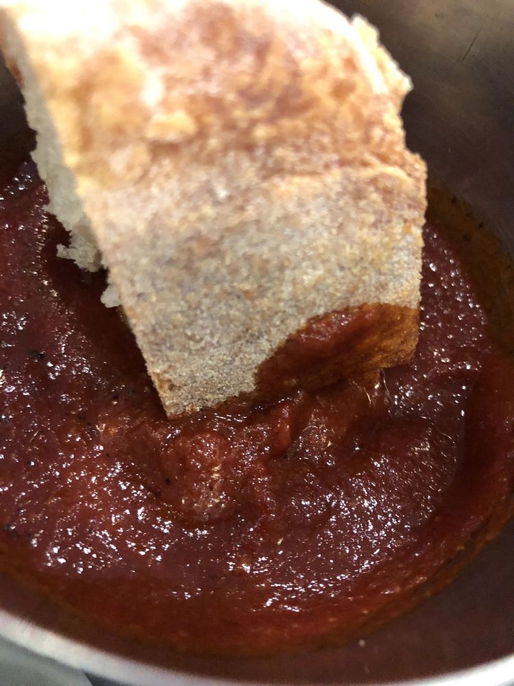 Pane all'acqua acidula e ragù di Maicol Izzo. Una portata che sostituisce il servizio del pane e presuppone una spontanea gestualità al tavolo. Foto di Marialuisa Iannuzzi