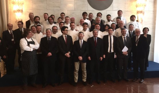 Foto di gruppo di chef e rappresentanti istituzion
