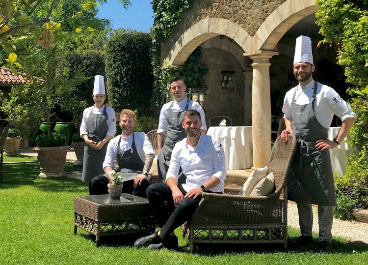 La brigata del ristorante Saporium nei giardini di Borgo Santo Pietro, in Toscana. Da sinistra Asuka Takagi, Luca Ottogalli, Marco Stagi, lo chef Ariel Hagen, Ion Cotorobai. Foto Tanio Liotta
