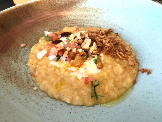 Il Khichdi, riso, lenticchie, tamarindo, insalata, cipolle fritte, anacardi e yogurt
