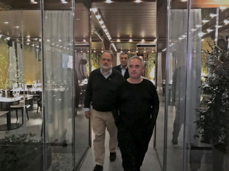 Lo chef Ferran Adrià in visita nel 2018 all'Hub di Via Romagnosi. Alle spalle Paolo Marchi, ideatore e curatore di Identità Golose e Claudio Ceroni, presidente di MAGENTAbureau e co-fondatore di Identità Golose
