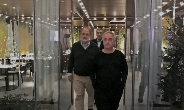 Ferran Adrià il 28 novembre scorso mentre visita Identità Golose Milano in compagnia di Paolo Marchi e Claudio Ceroni
