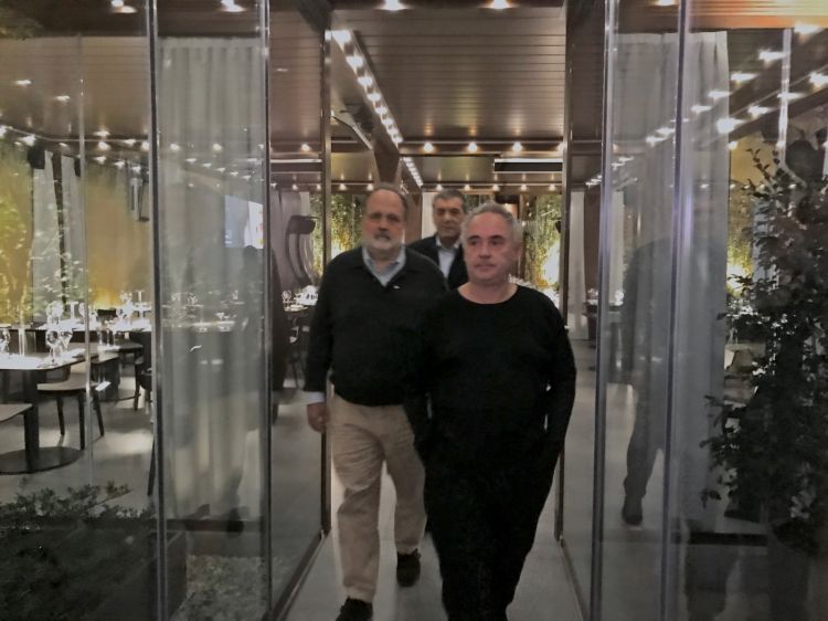 Ferran Adrià ieri sera mentre visita Identità 