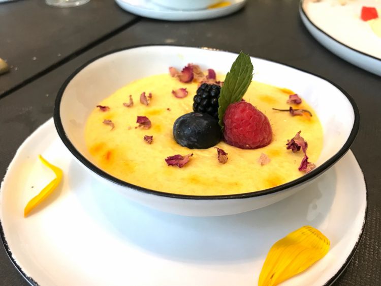 Crema leggera al mango con croccante di noci e sesamo bianco
