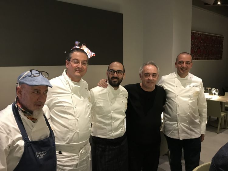 Ferran ieri sera con i quattro chef ospiti rappresentanti de Le Soste di Ulisse: Angelo Treno, Damiano Ferraro, Gioacchino Gaglio e Pino Cuttaia
