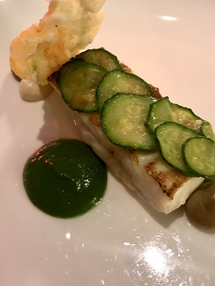 Rombo, salsa ai pinoli, zucchine e maionese all'aglio nero