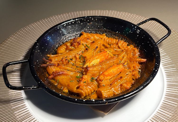 Pasta rotta arrosto - Alessandro Billi
Pasta mista spezzata e arrostita in forno con fondo di crostacei, polpa di granciporro e rosmarino. Il piatto della dispensa che diventa alta cucina: i fondi di pasta di formati diversi, cotti insieme in teglia fino a raggiungere la perfezione nell'imperfezione, con il granciporro veneziano a ricordare le radici veneziane dello chef