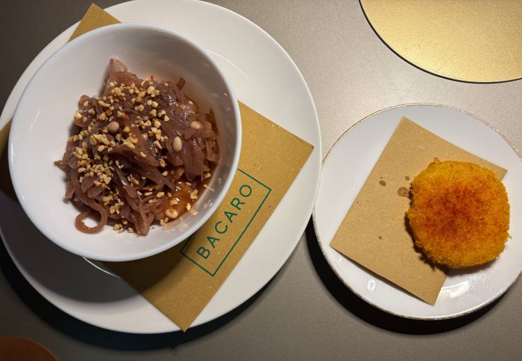 Mazzancolle in saor - Alessandro Billi
Cipolla di Breme in aceto di lamponi, uvetta, nocciole del Piemonte IGP e alloro. L'incontro tra Venezia e il Piemonte: la tradizione del saor veneziano reinterpretata con la cipolla di Breme, due aceti delicati (lamponi e riso) e la croccantezza delle nocciole piemontesi tostate. Un cicchetto che diventa piatto