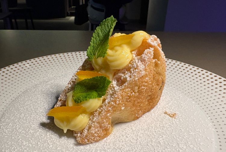 La pesca di Prato diventa croccante - Manuel Maiorano
Spicchio di padellino al vapore, bagnato con Alchermes, crema pasticcera, scorza di arancia candita e menta. L'omaggio a Paolo Sacchetti e alla tradizione pratese: la pesca classica trasformata attraverso la tecnica del crunch, mantenendo i sapori originali ma aggiungendo quella consistenza che trasforma un dolce perfetto in qualcosa di unico e riconoscibile