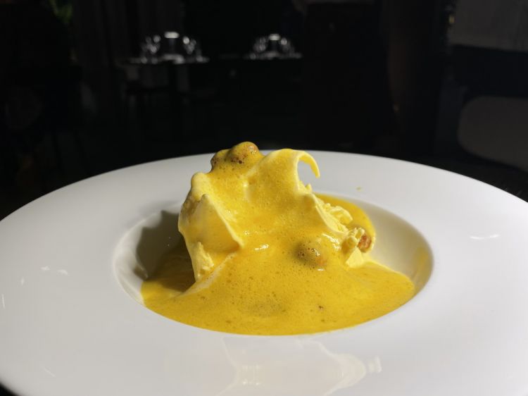 Gelato in questo caso servito con zabaione caldo e nocciole piemontesi caramellate
