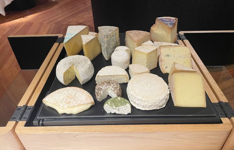 Long live the cheese trolley: when it is selected, and presented, with such care and love, it warms the heart. Only small local producers, following the rhythm of the seasons
