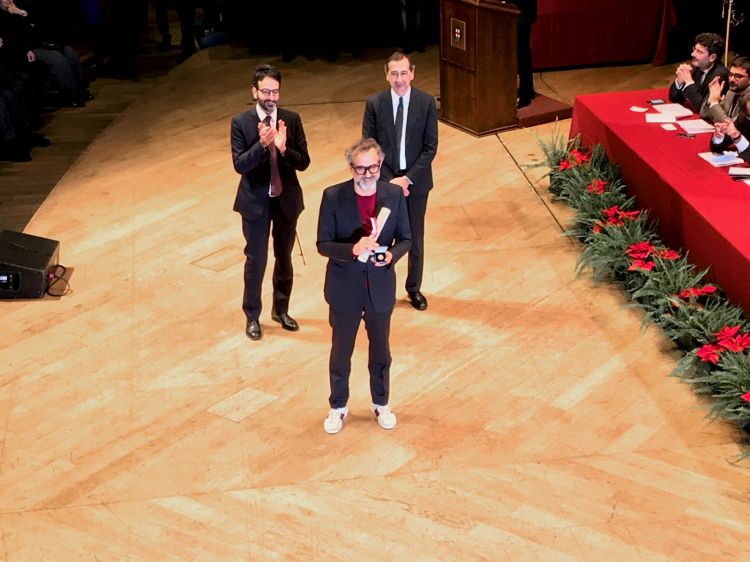 Massimo Bottura sul palco del Dal Verme, dietro di lui Lamberto Bertolé e Beppe Sala, rispettivamente presidente del Consiglio Comunale di Milano e sindaco della città
