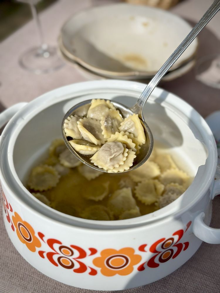 Anolini in brodo, serviti, come da tradizione, in una zuppiera di ceramica bianca